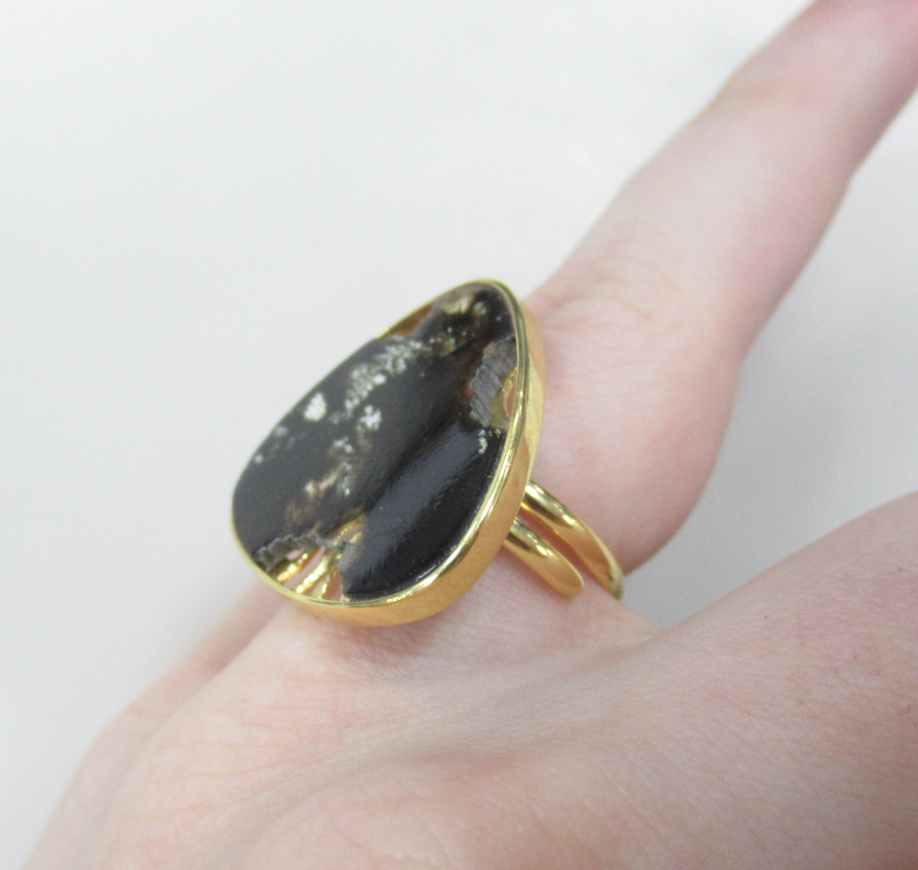 Серебряное незамкнутое кольцо с янтарем